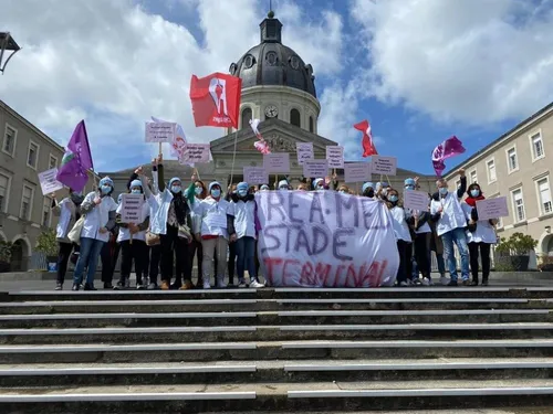 Réanimation Covid : les services en grève à Laval et Angers